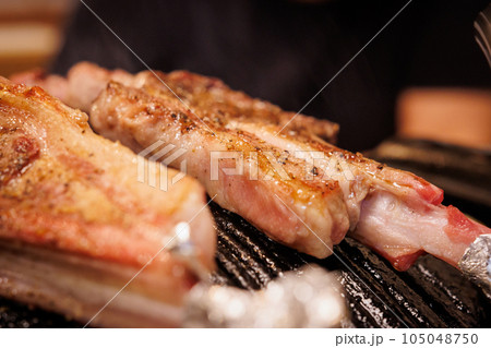 ジンギスカン鍋で焼くラムチョップのアップ ジンギスカン鍋で焼くラムチョップのアップ 105048750
