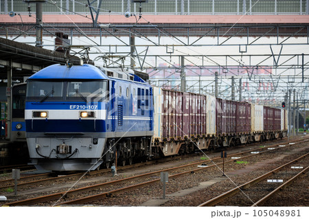 予讃線を走る貨物列車(JR貨物 EF210形) 予讃線を走る貨物列車(JR貨物 EF210形) 105048981