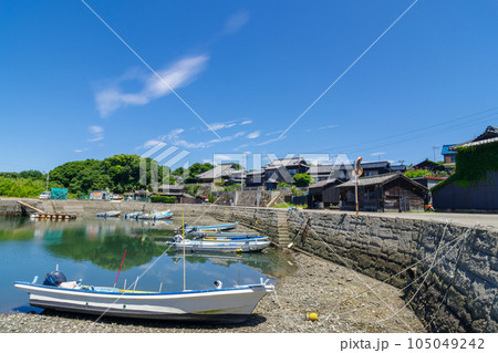 佐久島西港付近の黒壁の集落(愛知県) 佐久島西港付近の黒壁の集落(愛知県) 105049242
