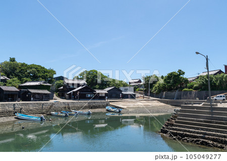 佐久島西港付近の黒壁の集落(愛知県) 佐久島西港付近の黒壁の集落(愛知県) 105049277