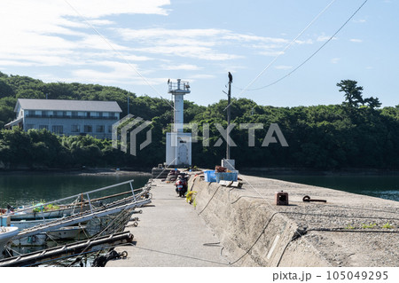 佐久島　東港の四角い灯台（愛知県） 105049295