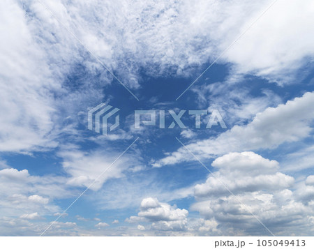 白い雲が浮かぶ夏空の風景 白い雲が浮かぶ夏空の風景 105049413