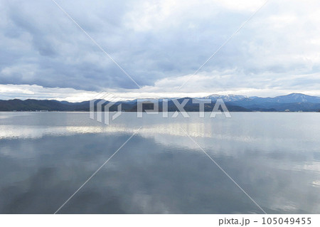 冬の湖山池と曇り空 鳥取県 湖山池 水彩画 冬の湖山池と曇り空 鳥取県 湖山池 水彩画 105049455