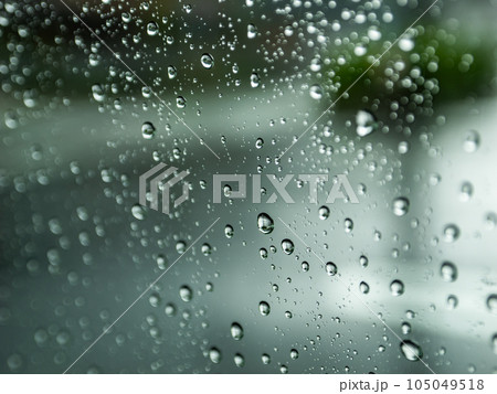 【天気】雨粒がついた雨の日のガラス窓 105049518