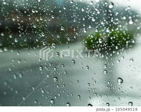 【天気】雨粒がついた雨の日のガラス窓 105049519