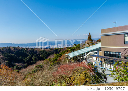 【静岡の景観】日本平からの眺望（静岡市街地方向と日本平ロープウエイ） 105049707