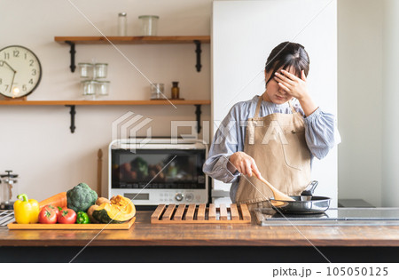 料理嫌い・家事をストレスに感じて悩む女性・主婦(疲れる) 料理嫌い・家事をストレスに感じて悩む女性・主婦(疲れる) 105050125