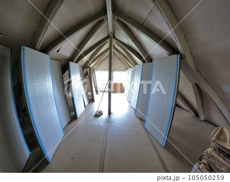 ドンデン避難小屋の二階内部に干される畳 ドンデン避難小屋の二階内部に干される畳 105050259