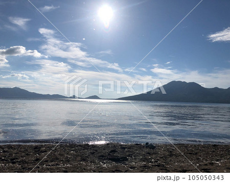 北海道　太陽に照らされる支笏湖 105050343