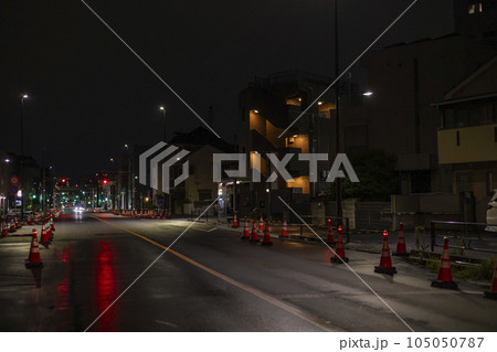 北区王子 夜間の住宅街 交差点 赤信号 北区王子 夜間の住宅街 交差点 赤信号 105050787