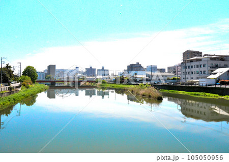 県道319号線の新町橋下流左岸から下流右岸の春日部市街を撮った 105050956