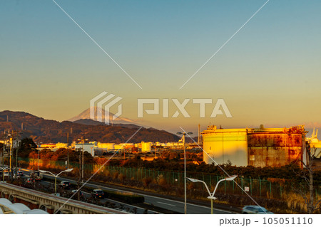 【静岡の景観】夕暮れの富士山と工業地帯 105051110