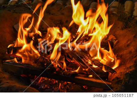 キャンプの楽しみ 美しい炎 手作り焚き火 キャンプの楽しみ 美しい炎 手作り焚き火 105051187