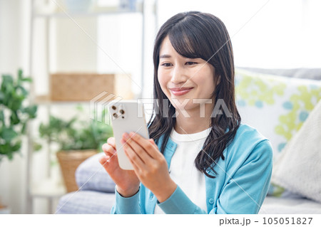 ライフスタイル　スマホを見る女性 105051827