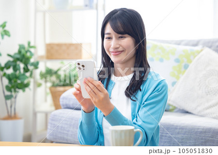 ライフスタイル　スマホを見る女性 105051830