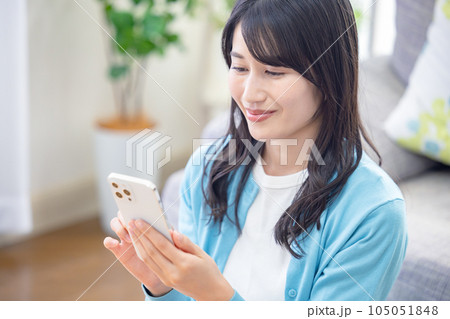 ライフスタイル スマホを見る女性 ライフスタイル スマホを見る女性 105051848