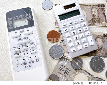 エアコンのリモコンとお金　電気代　光熱費　省エネ　エコロジー 105051947