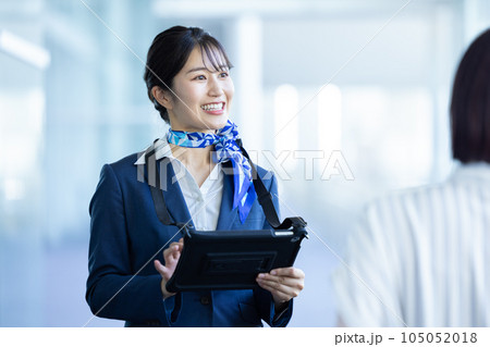 空港　案内をするグランドスタッフ 105052018