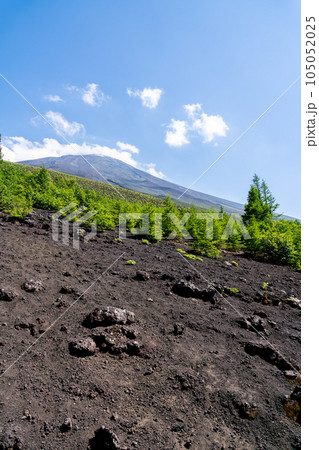 【山梨県】5号目から見た富士山山頂（7月） 105052025