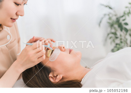 まつ毛パーマをする女性とアイリスト 105052198