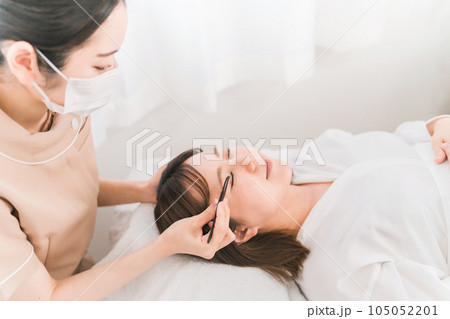 まつげエクステを施術するアイリスト まつげエクステを施術するアイリスト 105052201