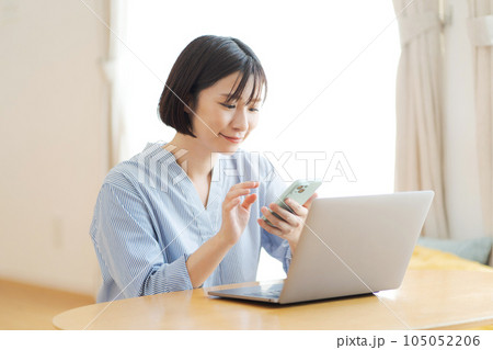 パソコンを使う女性のポートレート パソコンを使う女性のポートレート 105052206