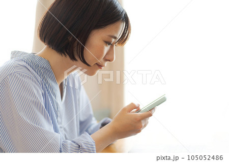 スマホを見る女性のポートレート 105052486