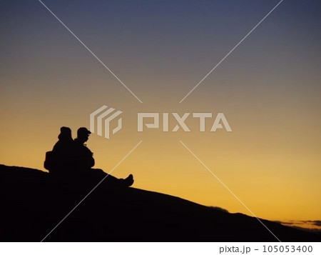 Silhouette couple at mountain 105053400