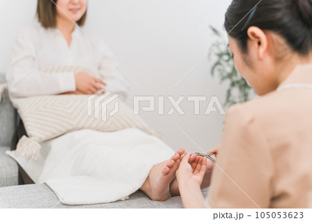 ネイルサロンで巻き爪・爪の治療・ペディキュア・フットネイルをする女性 ネイルサロンで巻き爪・爪の治療・ペディキュア・フットネイルをする女性 105053623