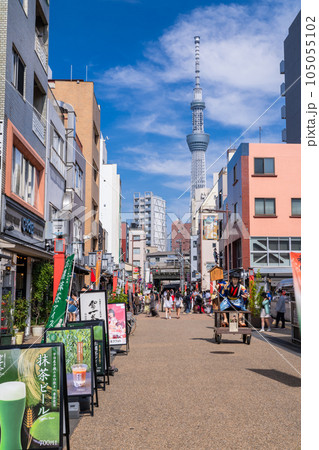 《東京都》浅草からスカイツリー・賑わう歓楽街 105055102