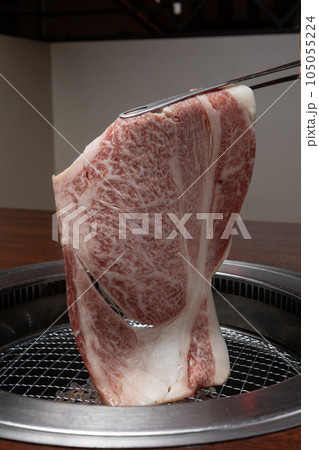 光と影を意識した焼肉のイメージ写真 105055224