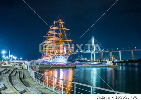 海面にライトアップされた光が美しく反射する海王丸パークの夜景｜富山県射水市 105055788