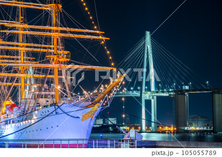 海面にライトアップされた光が美しく反射する海王丸パークの夜景|富山県射水市 海面にライトアップされた光が美しく反射する海王丸パークの夜景|富山県射水市 105055789