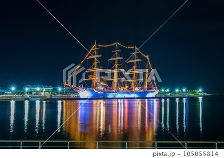 海面にライトアップされた光が美しく反射する海王丸パークの夜景｜富山県射水市 105055814
