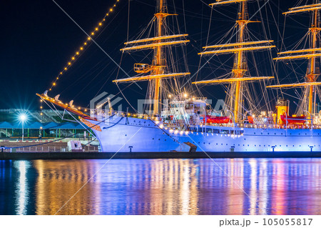 海面にライトアップされた光が美しく反射する海王丸パークの夜景|富山県射水市 海面にライトアップされた光が美しく反射する海王丸パークの夜景|富山県射水市 105055817