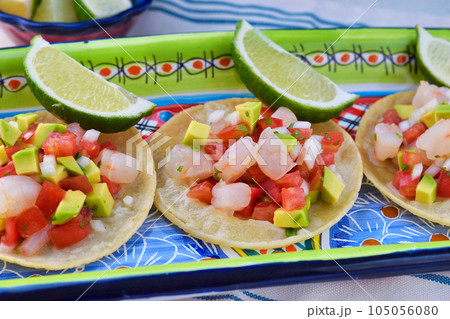 メキシコ料理のトスターダ・デ・セビーチェ　Tostada de ceviche 105056080
