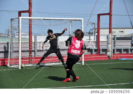 フットサルで女性がシュート フットサルで女性がシュート 105056250