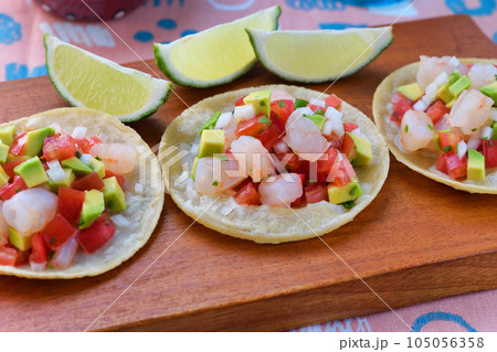 メキシコ料理のトスターダ・デ・セビーチェ　Tostada de ceviche 105056358
