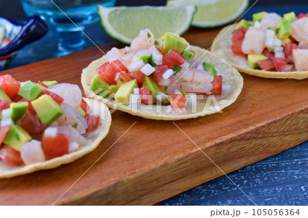 メキシコ料理のトスターダ・デ・セビーチェ Tostada de ceviche メキシコ料理のトスターダ・デ・セビーチェ Tostada de ceviche 105056364