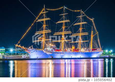 海面にライトアップされた光が美しく反射する海王丸パークの夜景|富山県射水市 海面にライトアップされた光が美しく反射する海王丸パークの夜景|富山県射水市 105056402