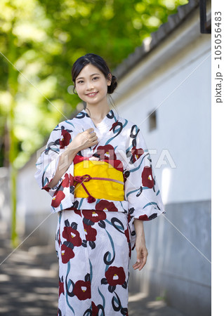 浴衣の若い女性 浴衣の若い女性 105056483