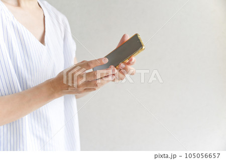 スマホを操作する女性 105056657