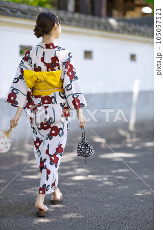 浴衣の若い女性 105057521