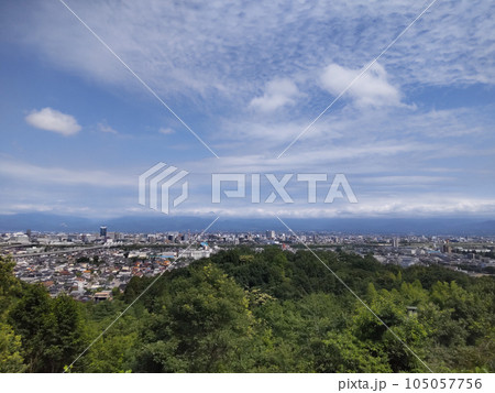立山あおぐ特等席呉羽山展望台から富山市街地と立山連峰エンゲージリングのような白い雲浮かぶ 105057756