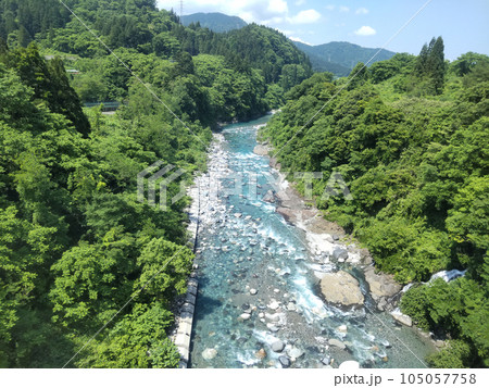 千垣橋梁の鉄橋を渡る列車から初夏の常願寺川渓谷の流れ 千垣橋梁の鉄橋を渡る列車から初夏の常願寺川渓谷の流れ 105057758