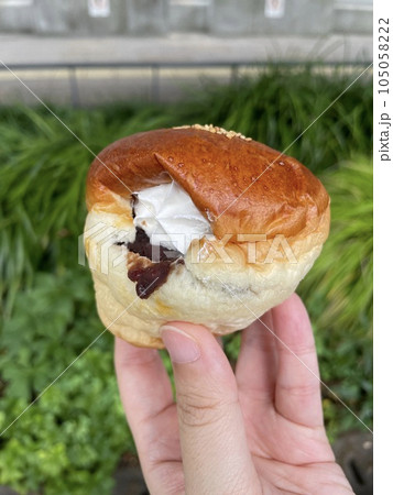 ホイップクリーム入りアンパン ふわふわの人気パン ホイップクリーム入りアンパン ふわふわの人気パン 105058222