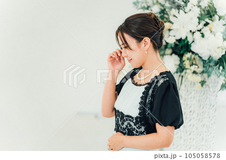 結婚式で感動して泣くゲスト・出席者・参列者の女性 結婚式で感動して泣くゲスト・出席者・参列者の女性 105058578