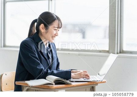 学校の教室・塾でパソコンを使って英語のオンライン学習する高校生・女子高生 105058779
