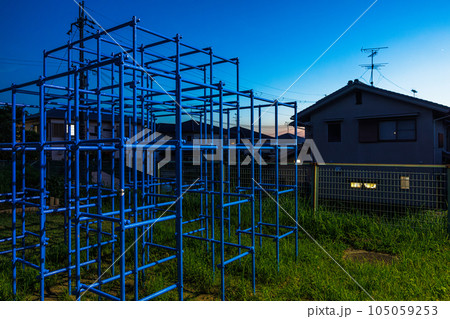 奈良市街区公園の夕景 夕闇の中街灯に照らされて淡く光るジャングルジム 奈良市街区公園の夕景 夕闇の中街灯に照らされて淡く光るジャングルジム 105059253
