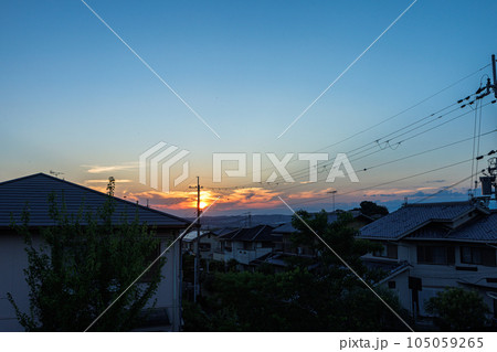 奈良市街区公園の夕景 山際にたなびく夕焼雲を照らす夕日 奈良市街区公園の夕景 山際にたなびく夕焼雲を照らす夕日 105059265